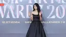 Ball gown tersebut dipadukan heels silver. Rambut panjang hitamnya dibiarkan terurai indah. [YouTube]