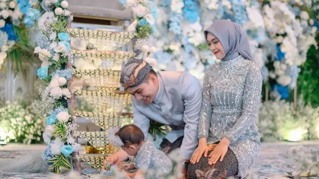 8 Potret Gaya Kompak Ria Ricis-Teuku Ryan Gelar Tedhak Siten Moana dalam Balutan Busana Adat Jawa