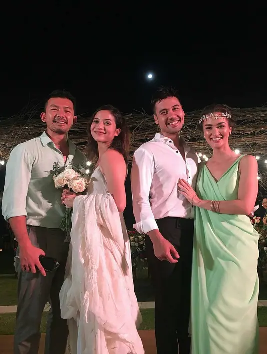 Usai prosesi pemberkatan, digelar juga acara pada malam harinya. Putri masih dengan tampilannya yang sederhana, dengan dress putih dan rambut yang dibiarkan terurai. (Instagram/mrandmrsjerikho)
