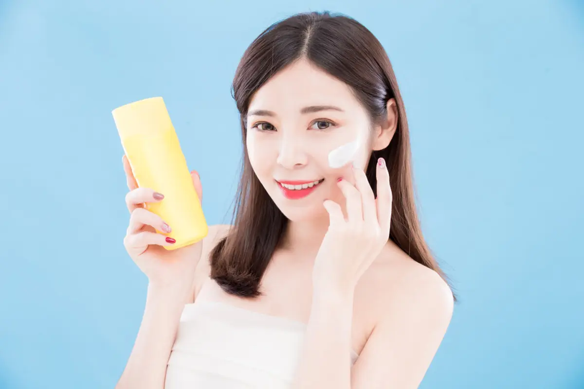 Jangan Malas, Ini 4 Skincare Penting untuk Merawat Kulit Saat Musim Hujan