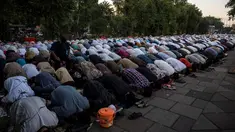 Umat muslim melaksanakan sholat Idul Adha di Surabaya, Jawa Timur, Rabu (28/6/2023). Jemaah Muhammadiyah di Indonesia menetapkan Idul Adha 1444 H jatuh pada hari Rabu (28/6/2023) atau satu hari lebih awal dari yang ditetapkan pemerintah pada Kamis (29/6/2023). (JUNI KRISWANTO/AFP)