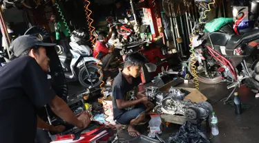 Montir mengecek kondisi kendaraan di bengkel sepeda motor di Jakarta, Jumat (16/6). Jelang libur Idul Fitri, warga Ibukota mulai memersiapkan kendaraannya yang akan digunakan untuk mudik. (Liputan6.com/Immanuel Antonius)