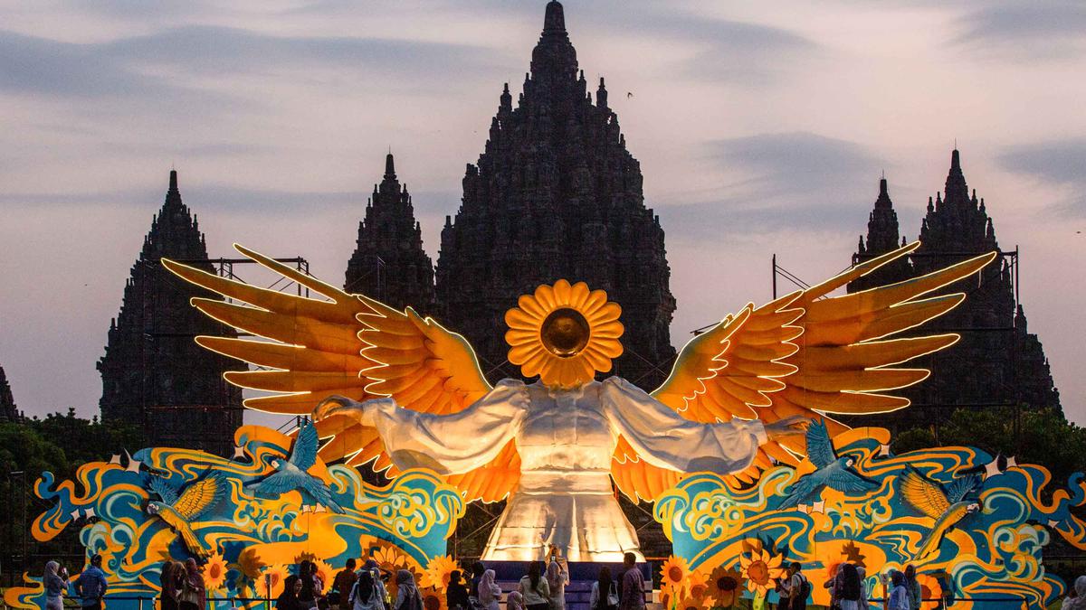 Sunflower Angel Tambah Kemegahan Candi Prambanan