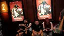 Sambil menunggu studio dibuka, penonton ini selfie sambil duduk dibawah poster film saat Premier Film The Wedding Ringer, Jakarta, Selasa,(17/2/2015) (Liputan6.com/Johan Tallo)