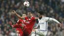 Gelandang Real Madrid, Isco, berusaha melewati bek Sevilla, Gabriel Mercado. Leg kedua akan berlangsung di Stadion Ramos Sanchez Pizjuan, Sevilla pada Kamis (12/1/2017). (AP/Stringer)
