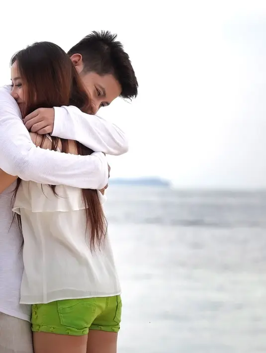 Penyanyi muda pendatang baru dari Tataliem Record, Esal Revano mengandeng model cantik Rere Regina sebagai model dalam video klipnya kali ini. Lantaran Esal tidak puas dengan hasil video klip pertamanya. (Bambang E. Ros/Bintang.com)