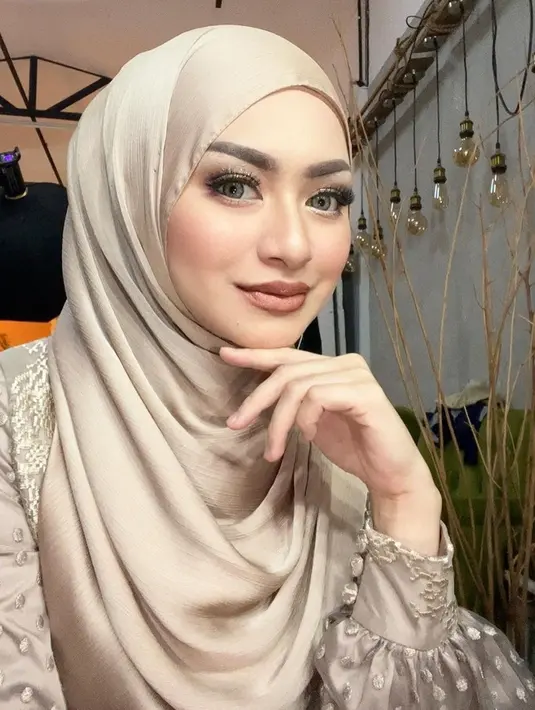 Selfie Nathalie Holscher dengan makeup bold bernuansa kecokelatan yang hangat. Di sini Nathalie dibalut outfit berwarna keemasan, sempurna dengan nuansa warna makeupnya yang tampak tak berlebihan. Foto: Instagram.