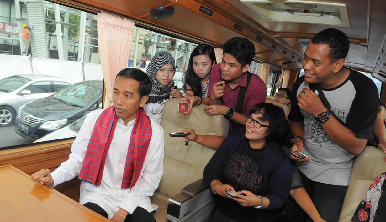 Bus tersebut membawa Jokowi menuju Masjid Sunda Kelapa, Jakarta, Jumat (3/10/14). (Liputan6.com/Herman Zakharia)