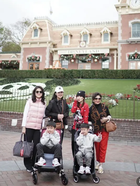 Sandra Dewi juga memboyong keluarganya liburan akhir tahun ke Amerika Serikat. Tampak ia mengenakan jaket hitam dipadukan tas coklat dan topi cap putih. [@sandradewi88]