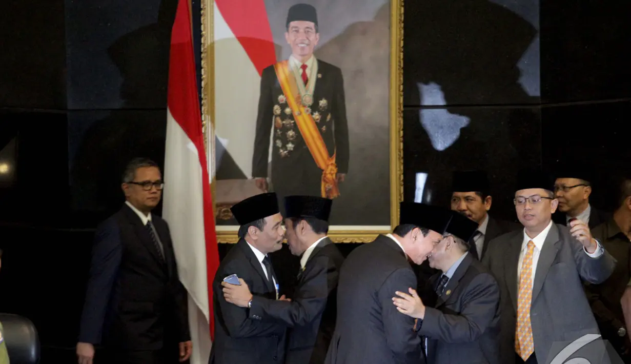 Gubernur DKI Jakarta Basuki Tjahaja Purnama dan Wagub Djarot Saiful Hidayat disambut anggota DPRD saat tiba di Gedung DPRD DKI Jakarta, Jakarta, Senin (12/1/2015). (Liputan6.com/Faizal Fanani)