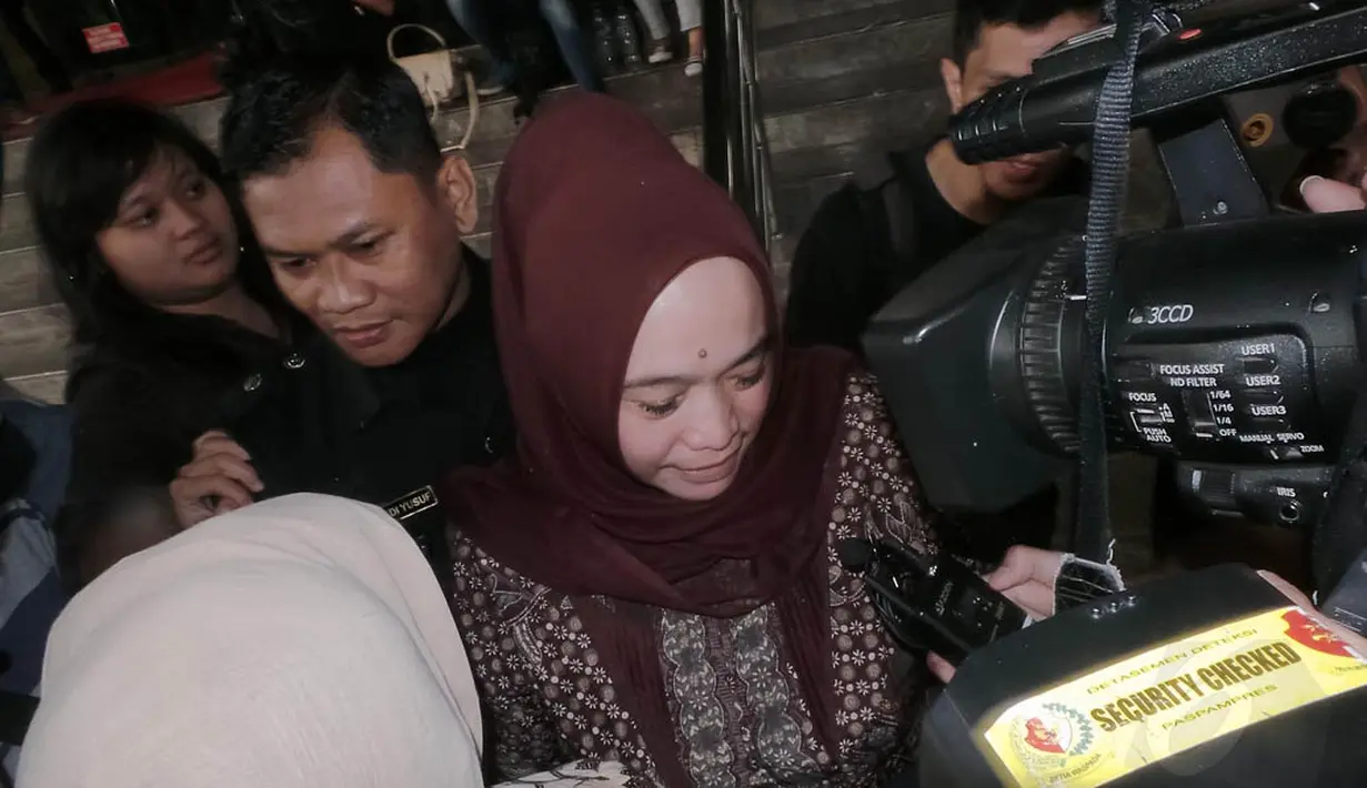 Selasa (12/8/14), anggota Komisi X DPR,  Ratu Siti Romlah memenuhi panggilan KPK, Jakarta. (Liputan6.com/Faizal Fanani) 