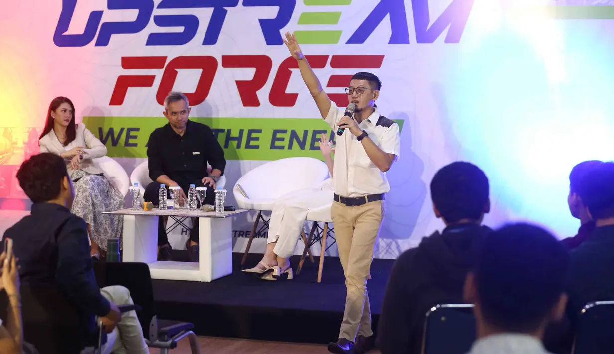 Social Media Manager Kapanlagi Youniverse, Eko Setiawan saat memberikan paparan pada gelaran “Upstream Force: We Are The Energy” di Gedung PPDT Galeri R FSRD, Universitas Trisakti, Jakarta, Rabu (12/11/2025). (Liputan6.com/Helmi Fithriansyah)