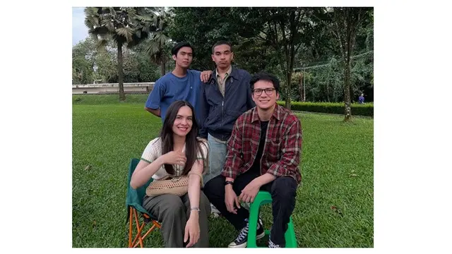 6 Potret Endy Arfian dan Steffi Zamora di Balik Layar Film 'Pengin Hijrah'