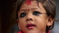 Dewi Hidup Nepal yang baru saja ditunjuk, Kumari Aryatara Shakya, dibawa menuju Kumari Ghar, istana kuil tempat ia akan tinggal di Kathmandu, Nepal, pada Selasa, 30 September 2025. (Foto AP/Niranjan Shrestha)