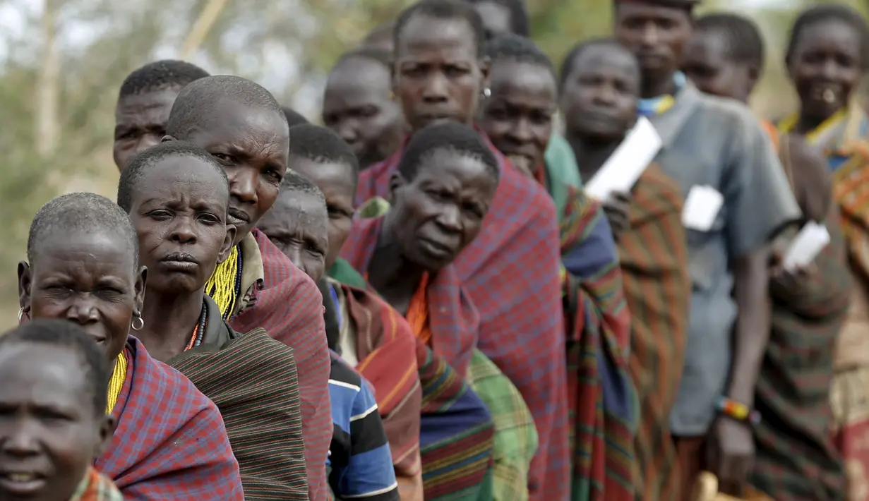 Warga suku Karamojong mengantri untuk memilih Presiden mereka di TPS desa dekat kota Kaabong, Uganda, (18/2). Salah satu calon presiden mereka Yoweri Museveni yang telah memimpin selama 30 tahun. (REUTERS / Goran Tomasevic)