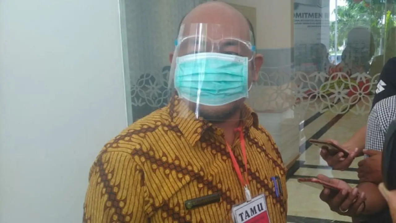 Kepala Inspektorat Indragiri Hulu Boyke Sitinjak usai membuat laporan pemerasan guru di Kejati Riau.
