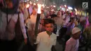 Anak-anak mengikuti pawai obor menyambut Tahun Baru Islam 1 Muharam 1439 Hijriah kawasan Cikini, Jakarta, Rabu (20/9). Mereka berkeliling sambil bersalawat dengan membawa obor dan alat musik. (Liputan6.com/Faizal Fanani)