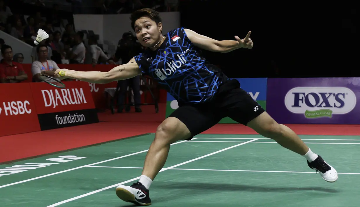 Ganda putri Indonesia, Apriyani Rahayu, berusaha memukul kok saat melawan ganda Jepang pada Indonesia Masters 2019 di Istora Senayan, Jakarta, Sabtu (26/1). Greysia / Apriyani gagal ke final. (Bola.com/Yoppy Renato)