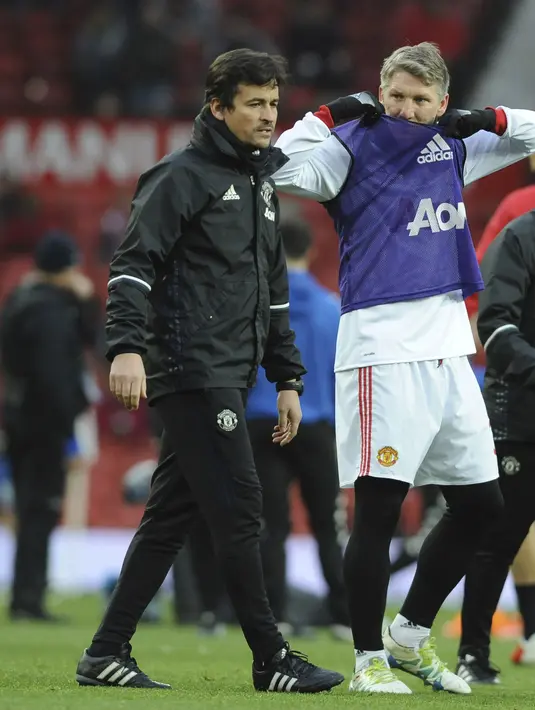 Bastian Schweinsteiger (tengah) melakukan pemanasan sebelum turun pada laga Piala FA melawan Wigan Athletic di Old Trafford, Manchester (29/1/2017).  (AP/Rui Vieira)