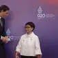 Menlu Retno Marsudi dan Menlu Belanda Wopke Hoekstra. Menlu Retno menyambut para Menlu di acara Foreign Ministers' Meeting di G20 Bali.