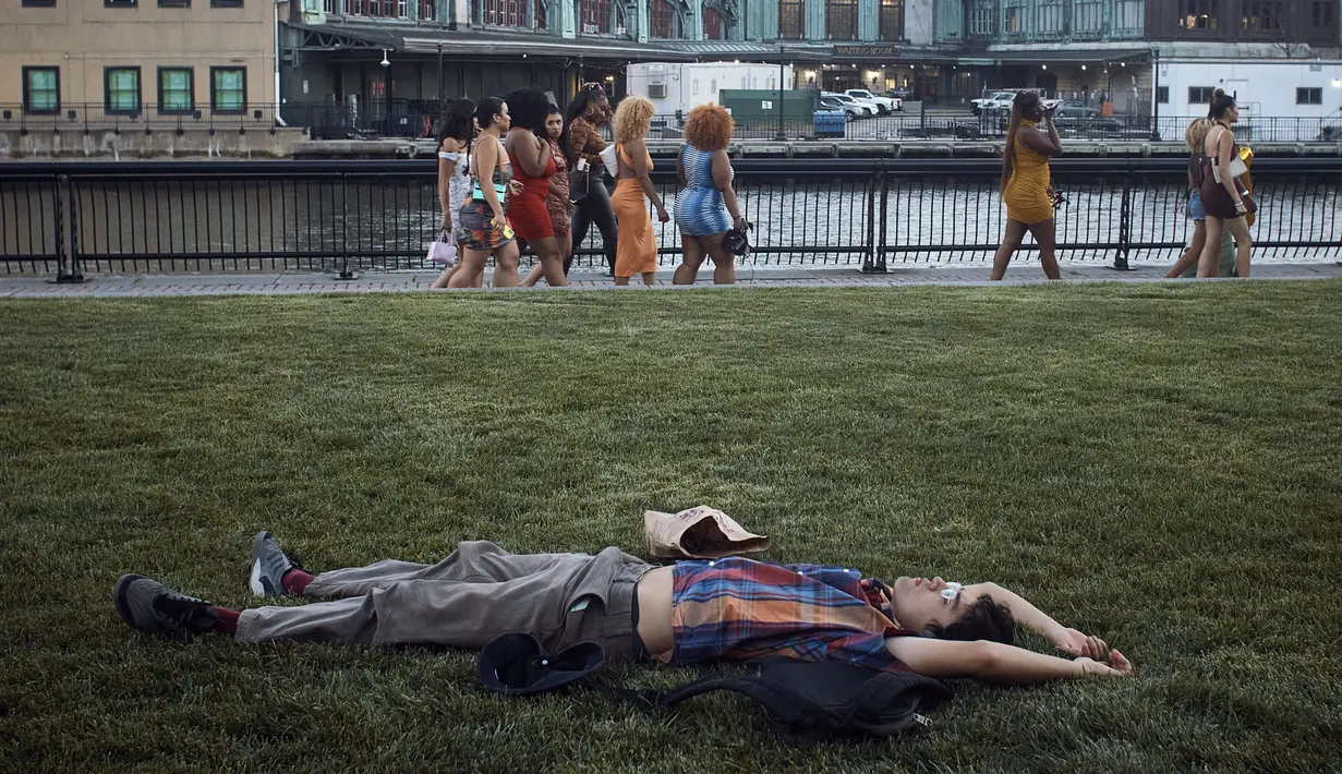 <p>Seorang pria beristirahat di taman saat senja selama gelombang panas musim panas di Hoboken, NJ, Kamis (21/7/2022). Gelombang panas bisa berlanjut selama berhari-hari dan membuat suhu melonjak di tempat-tempat seperti Boston, Little Rock, dan Pantai Virginia. (AP Photo/Andres Kudacki)</p>
