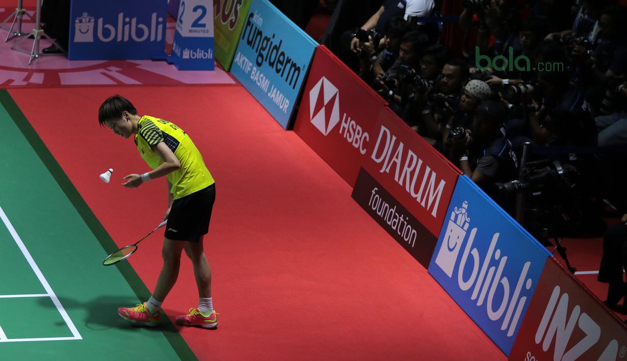 Chen Yufei saat melawan Tai Tzu Ying pada final Indonesia Open 2018 di Istora Senayan, Jakarta, (8/6/2018). Tai Tzu Ying menang 21-23 21-15 21-9. (Bola.com/Nick Hanoatubun)