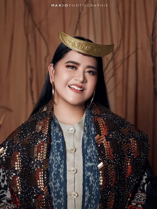 Mengenakan aksesori jadi cara Kahiyang Ayu untuk beri sentuhan etnik pada tampilannya. Seperti pada potret ini, Kahiyang Ayu mengenakan ikat kepala dan kain tenun. [@ayangkahiyang]