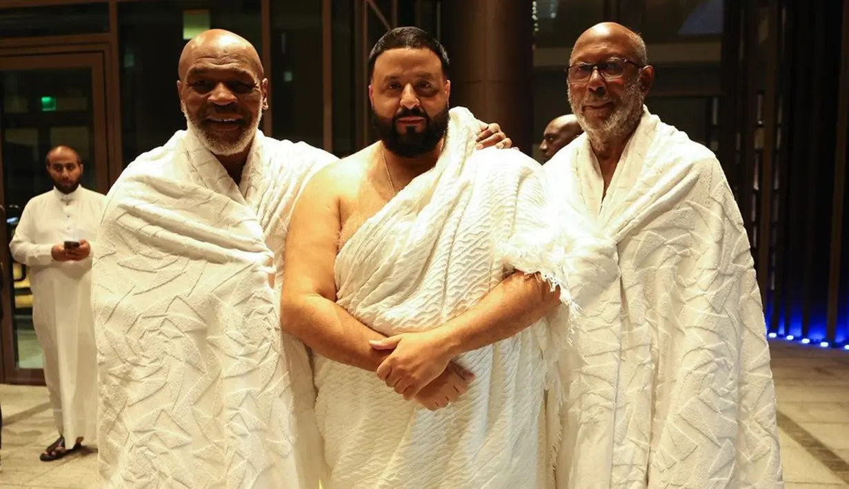 Diketahui, Mike Tyson telah memeluk agama Islam saat ia berada di penjara pada tahun 1992. “Kami sedang dalam perjalanan ke Makkah. Memberkati saudara laki-laki saya Mike Tyson dan ayahnya. Lebih banyak cinta, lebih banyak berkah dan lebih banyak kehidupan. Allah Maha Besar!” tulis DJ Khaled dalam unggahan. (Liputan6.com/IG/@djkhaled)