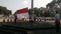 Regu santri pengibar bendera nampak menggunakan sarung pada HSN di Garut (Liputan6.com/Jayadi Supriadin)