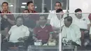 Presiden Joko Widodo didampingi Wapres Jusuf Kalla, Ketua DPD Oesman Sapta saat menyaksikan pertandingan persahabatan Indonesia - Islandia di Stadion GBK, Jakarta, Minggu (14/1). (Liputan6.com/Faizal Fanani)