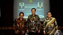 Sofyan Djalil (kiri), Chairul Tanjung (tengah) dan Bambang Permadi Soemantri Brodjonegoro (kanan) saat acara serah terima jabatan, Jakarta, Senin (27/10/2014). (Liputan6.com/Andrian M Tunay) 