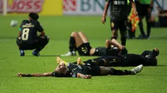 Kemenangan Bhayangkara FC yang sudah di depan mata akhirnya kandas dan hanya berbuah hasil imbang 2-2 saat meladeni tamunya Borneo FC dalam laga pekan ke-10 BRI LIga 1 2022/2023 di Stadion Wibawa Mukti, Cikarang, Selasa (13/9/2022). Adalah gol Andy Harjito di masa injury time babak kedua yang memastikan tim asuhan Widodo Cahyono Putro hanya meraup 1 poin dalam laga tersebut dan harus puas terlempar ke posisi 14 klasemen sementara. (Bola.com/M Iqbal Ichsan)