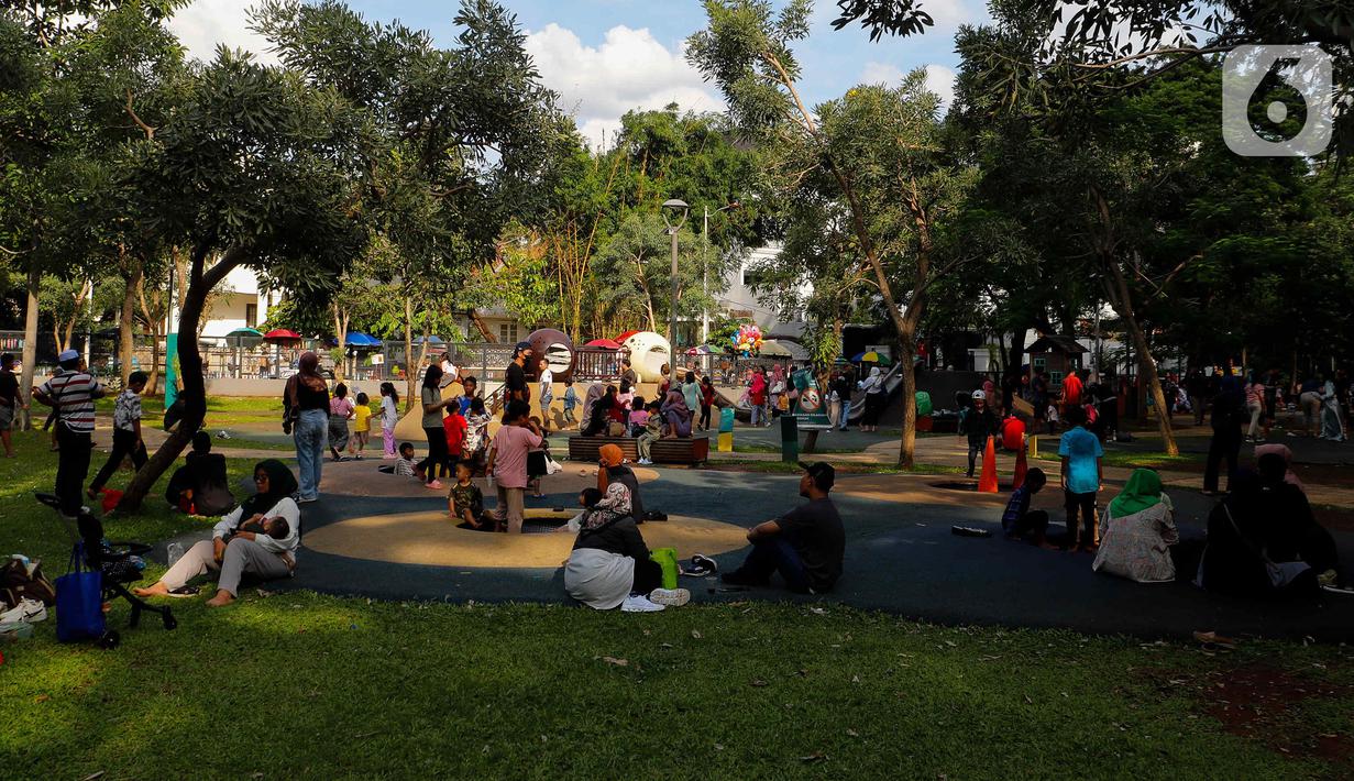 Sejumlah warga saat berwisata di Tebet Eco Park, Tebet, Jakarta, Senin (15/4/2024). (Liputan6.com/Herman Zakharia)