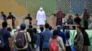 Seorang wanita menjalani hukuman cambuk setelah dinyatakan bersalah melanggar hukum syariat Islam Aceh yang melarang hubungan seksual di luar nikah di Banda Aceh,  Kamis, 20 Agustus 2026. (AFP/ Chaideer Mahyuddin)