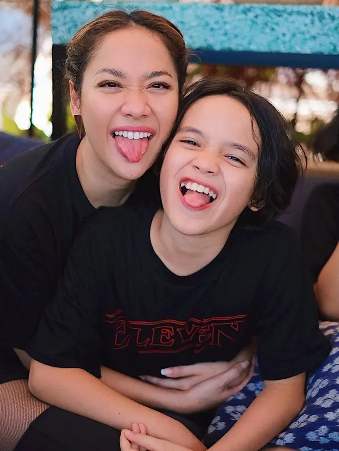 Momen BCL Pakai Baju Warna Senada dengan Noah, Kompak