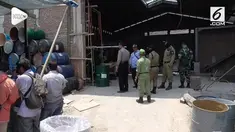 Terkait pencemaran air PDAM, petugas gabungan dari Satpol PP, Dinas Lingkungan Hidup, Kepolisian dan PDAM kota Solo, Jawa Tengah.