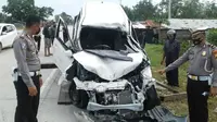 Personel Lalu Lintas Polres Kampar melakukan olah tempat kejadian perkara kecelakaan maut di Jalan Lintas Bangkinang-Pekanbaru. (Liputan6.com/M Syukur)