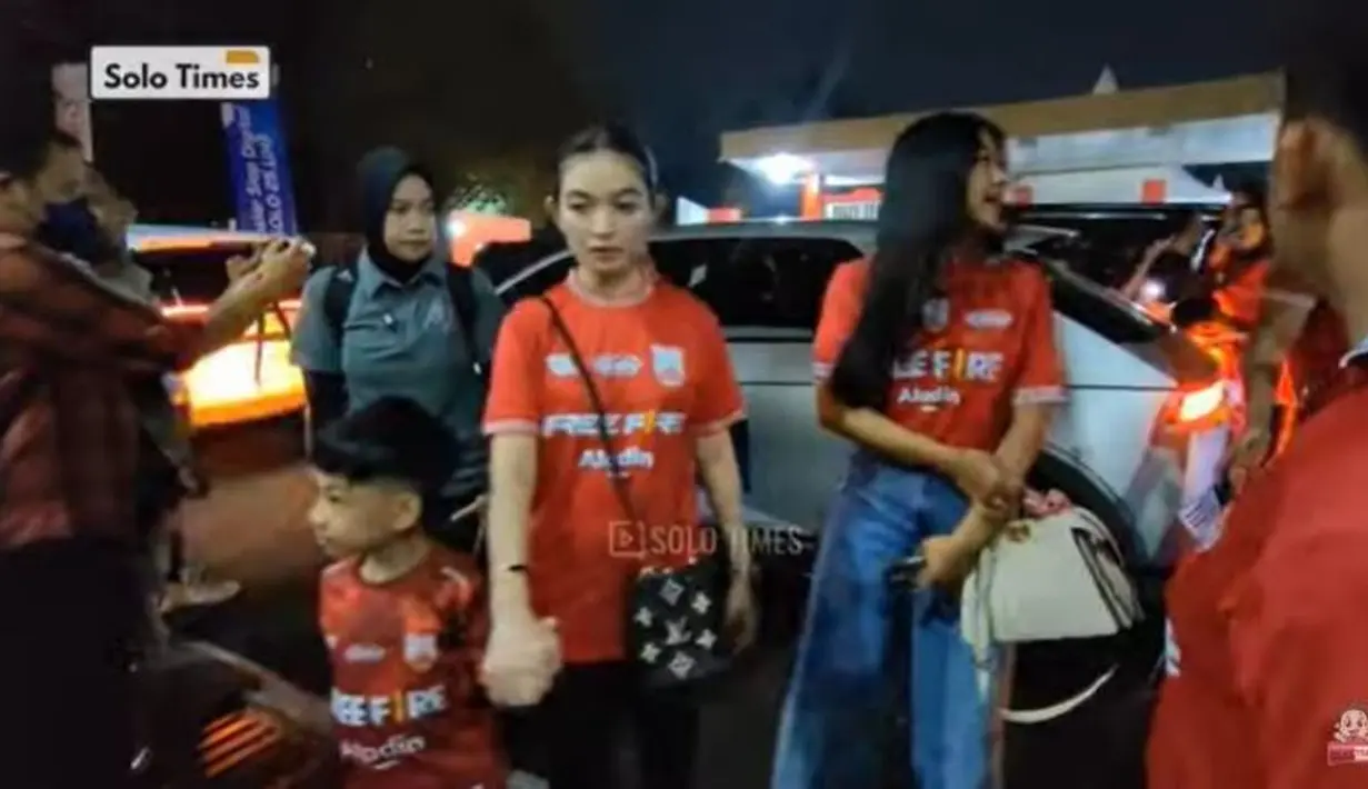 <p>Nonton Pertandingan Sepak Bola di Solo, Erina Gudono dan Selvi Ananda Kompak Tenteng Tas Mewah.&nbsp; foto: Youtube Solo Times</p>