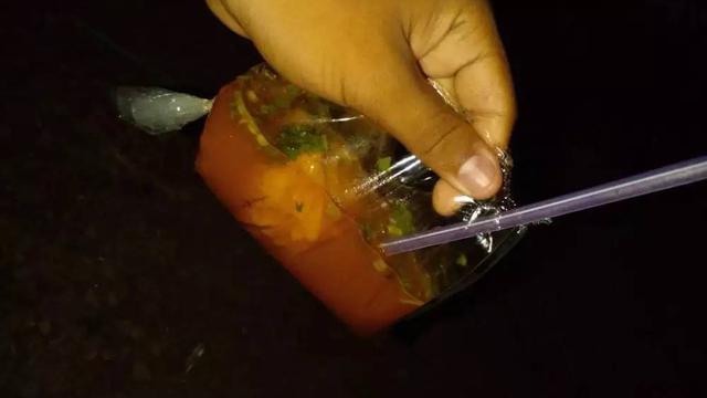 7 Potret Cara Absurd Makan Langsung dari Wadah Plastik Ini Kocak