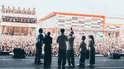 Sebelum Putri Delina unggah foto manggung di Pestapora ini, Rizky Febian unggah video nyanyi lagu Kesempurnaan Cinta secara live bersama adik dan ayahnya di kanal YouTubenya. Video tersebut banjir pujian dari publik karena suara keempat anak Sule ini tak ada yang gagal. Netizen pun berharap jika live session nyanyi bareng keluarga Sule ini akan hadir kembali. (Liputan6.com/IG/@putridelinaa)