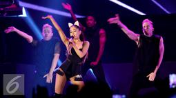 Aksi Ariana Grande berhasil memukau para penggemarnya di Indonesia pada konser bertajuk ‘The Honeymoon Tour ‘ yang digelar di JIExpo Kemayoran Hall B-C, Jakarta, Rabu (26/8/2015). (Liputan6.com/Faisal R Syam)
