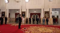 Presiden Joko Widodo atau Jokowi melantik Hendrar Prihadi menjadi Ketua Lembaga Kebijakan Pengadaan Barang Jasa Pemerintah (LKPP) masa jabatan 2022-2027 di Istana Negara Jakarta, Senin (10/10/2022). (Foto: Lizsa Egeham/Liputan6.com).