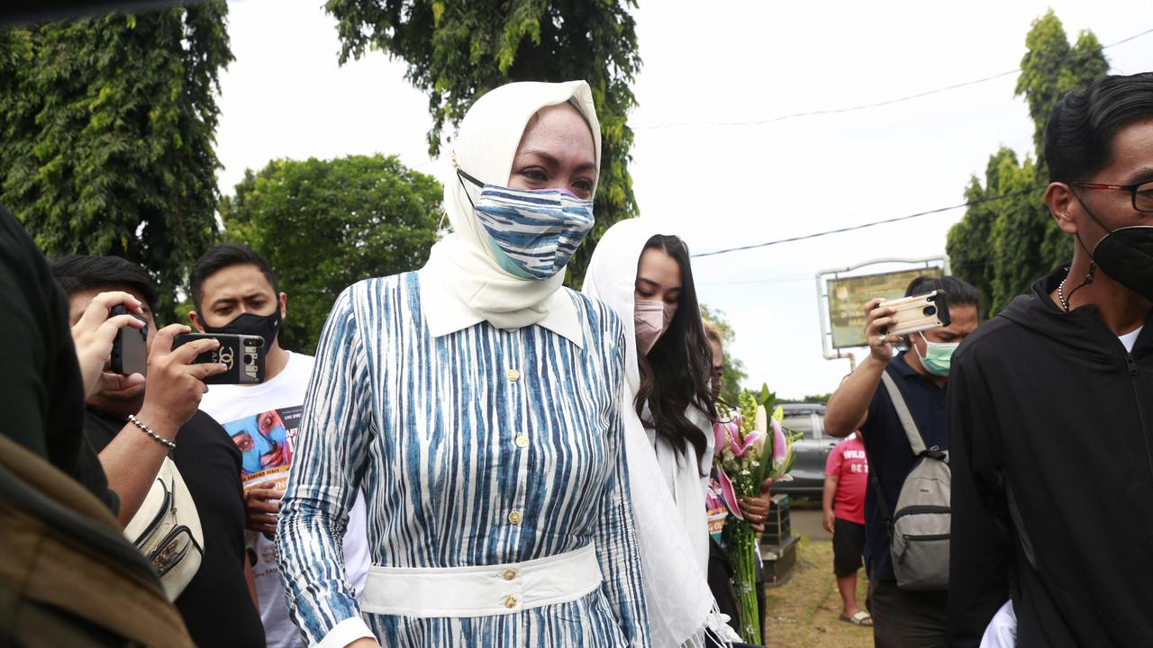 Angelina Sondakh ziarah ke makam suaminya Adjie Massaid usai bebas dari penjara. Angie ditemani anak-anaknya. (Kapanlagi.com/Akrom Sukarya)