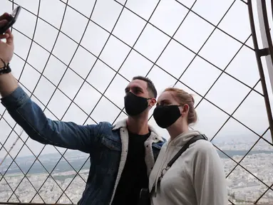 Para pengunjung berswafoto dari puncak Menara Eiffel di Paris, Prancis (15/7/2020). Puncak Menara Eiffel dibuka kembali untuk umum pada Rabu (15/7) setelah ditutup selama lebih dari tiga bulan karena COVID-19. (Xinhua/Gao Jing)