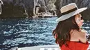 Lihat betapa indahnya pemandangan di Amalfi Coast ini. Pemandangan di Italia ini semakin sempurna dengan penampilan Nikita Willy yang cantik dalam balutan busana berwarna merah. (Foto: instagram.com/nikitawillyofficial94)