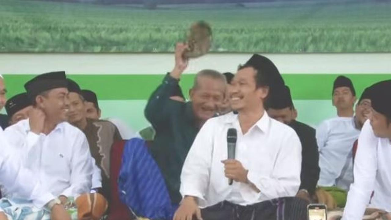 Gus Baha dikaplok Kiai Agus Ali Mashuri, saking lucunya. (Foto: SS YT Progresif TV)
