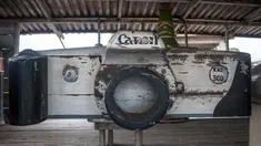Sebuah peti mati berbentuk kamera yang dibuat oleh Hello Design Works Coffin di Accra, Ghana (10/10). Peti mati ini telah ditampilkan dalam pameran seni rupa di seluruh dunia. (AFP Photo/Stefan Heunis)