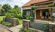 6 Desain Pagar Rumah Tanpa Tembok Tinggi, Bikin Fasad Lebih Terbuka dan Tetap Aman