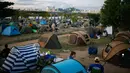 Pemandangan dari tenda-tenda yang didirikan pada hari terakhir liburan Chuseok di taman Yeouido, Seoul, Rabu (26/9). Tahun 2018 ini, perayaan Chuseok diperingati pada tanggal 23 hingga 26 September. (AFP PHOTO / Ed JONES)