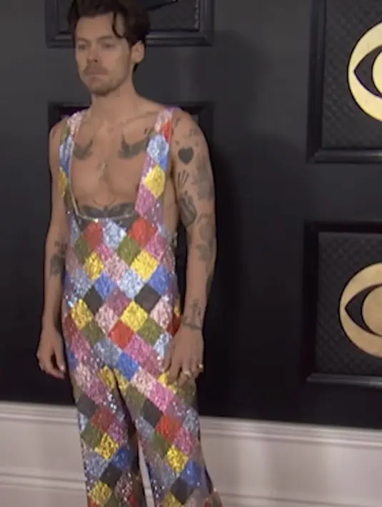 <p>Tampilan Harry Style sangat mencuri perhatian, ia tampil mengenakan jumpsuit colorfull dipadukan sepatu putih. @recordingacademy</p>